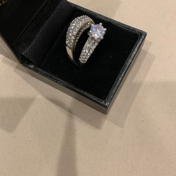 Jewelry - Silvertone Set of 2 Rings Size 8